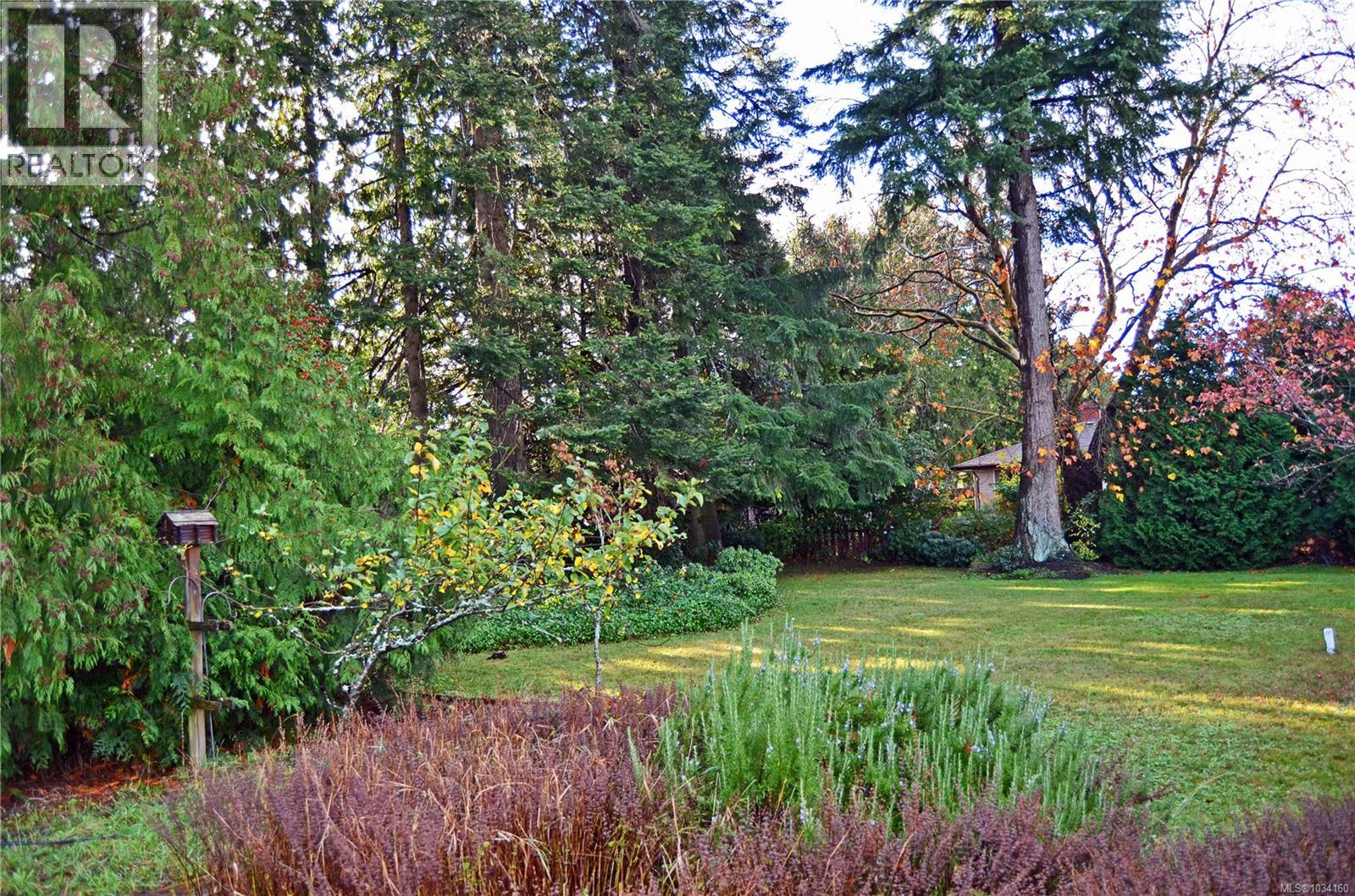  1838 DUNNETT Crescent, Saanich