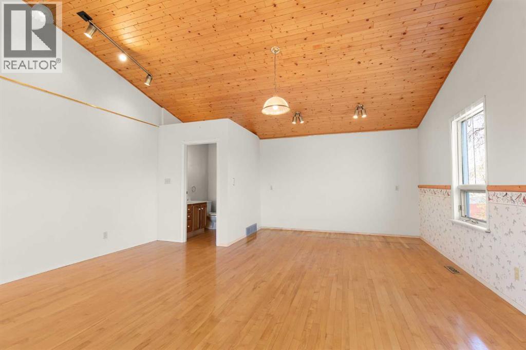 548 7 Street SE — photo 29