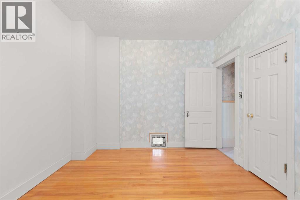 548 7 Street SE — photo 20