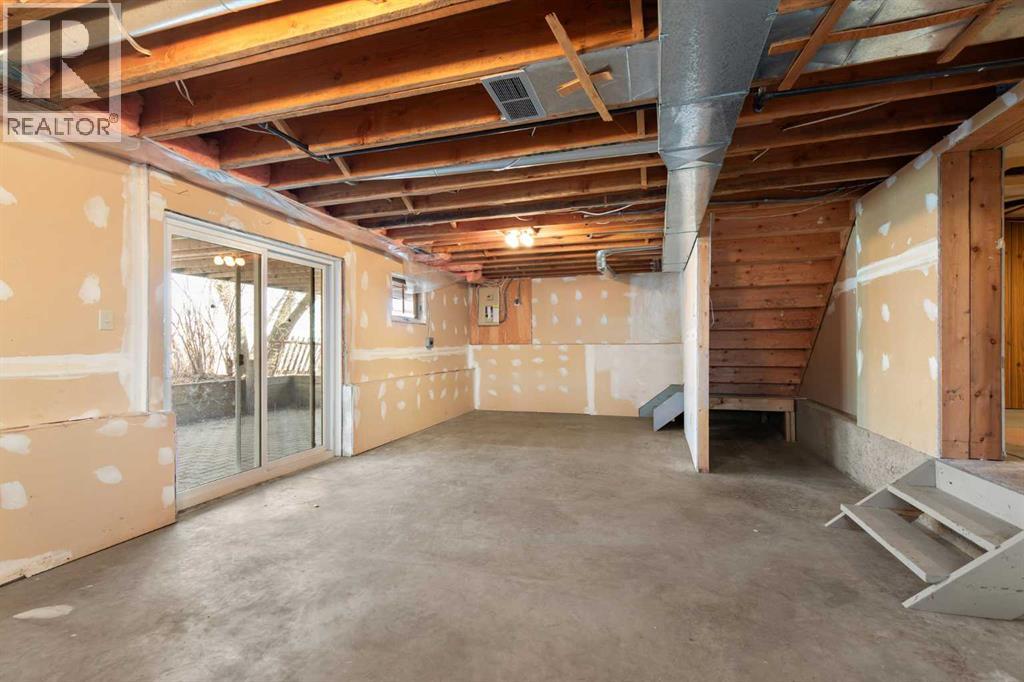 548 7 Street SE — photo 32