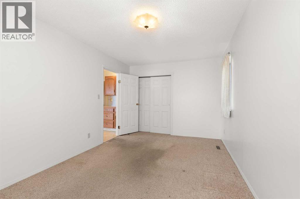 548 7 Street SE — photo 18