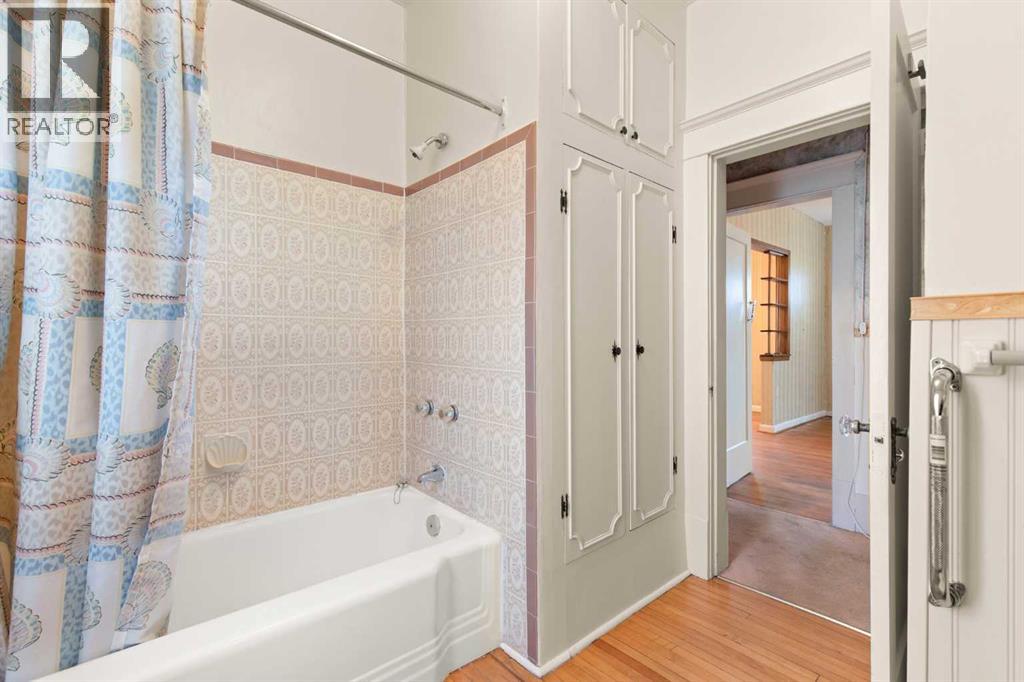 548 7 Street SE — photo 22