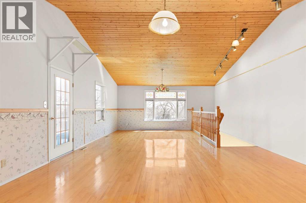548 7 Street SE — photo 27