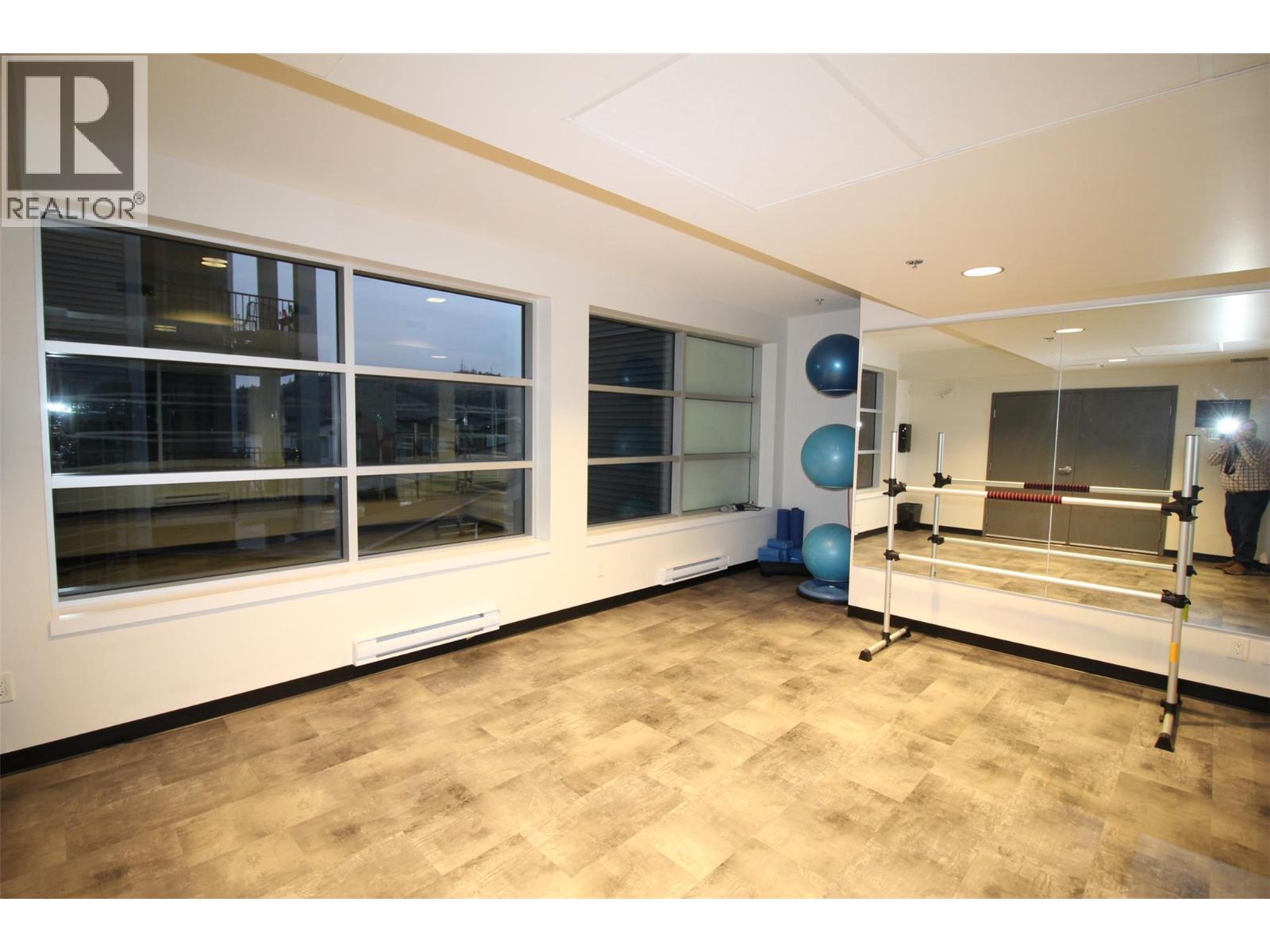 #204 1880 HUGH ALLAN Drive - 35