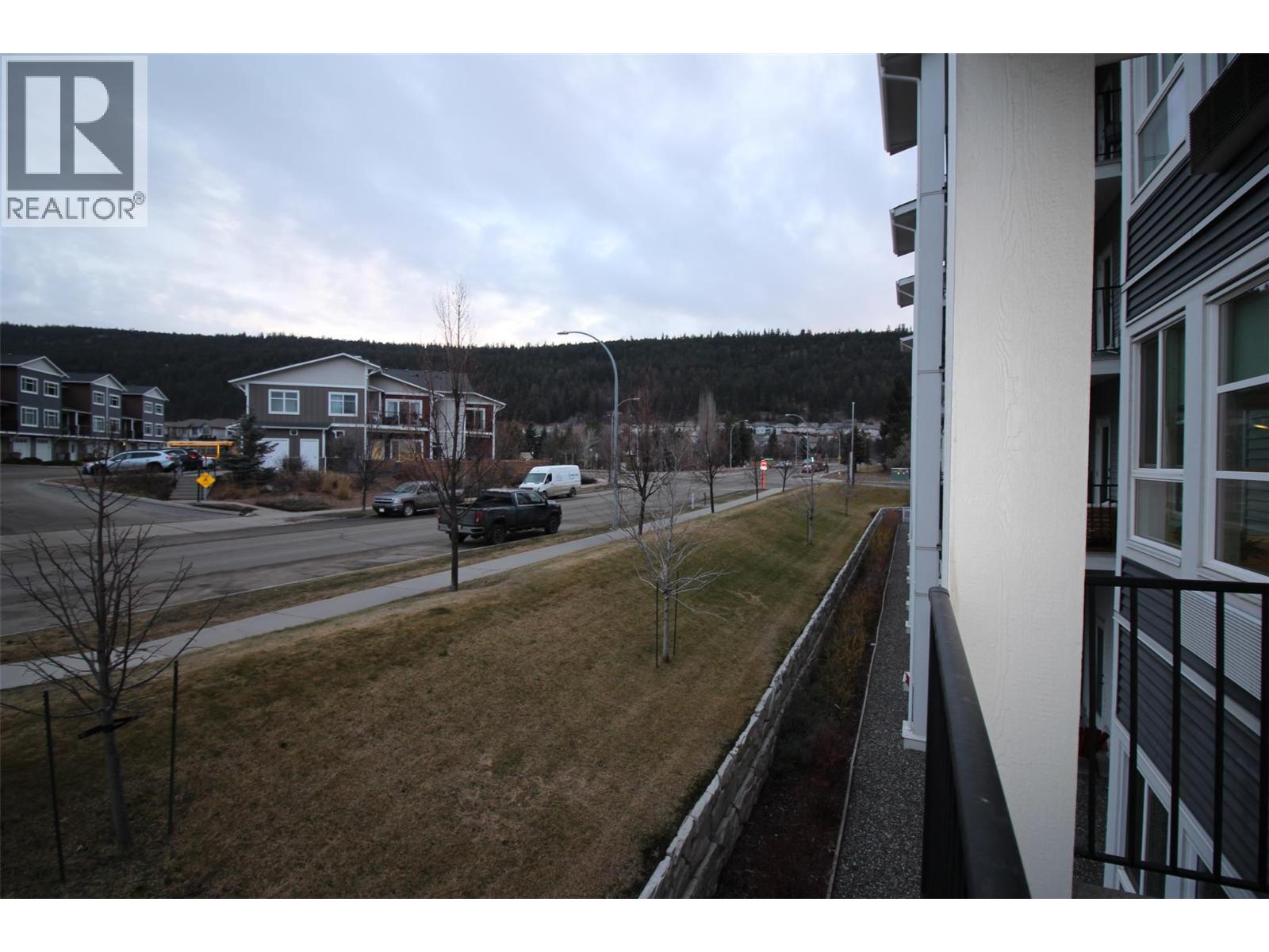 #204 1880 HUGH ALLAN Drive - 33