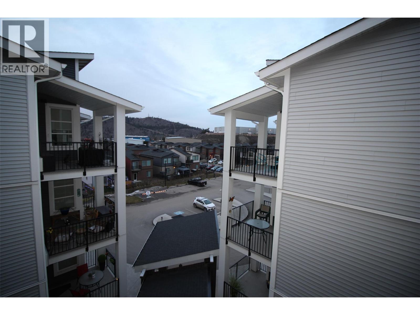 #204 1880 HUGH ALLAN Drive - 40