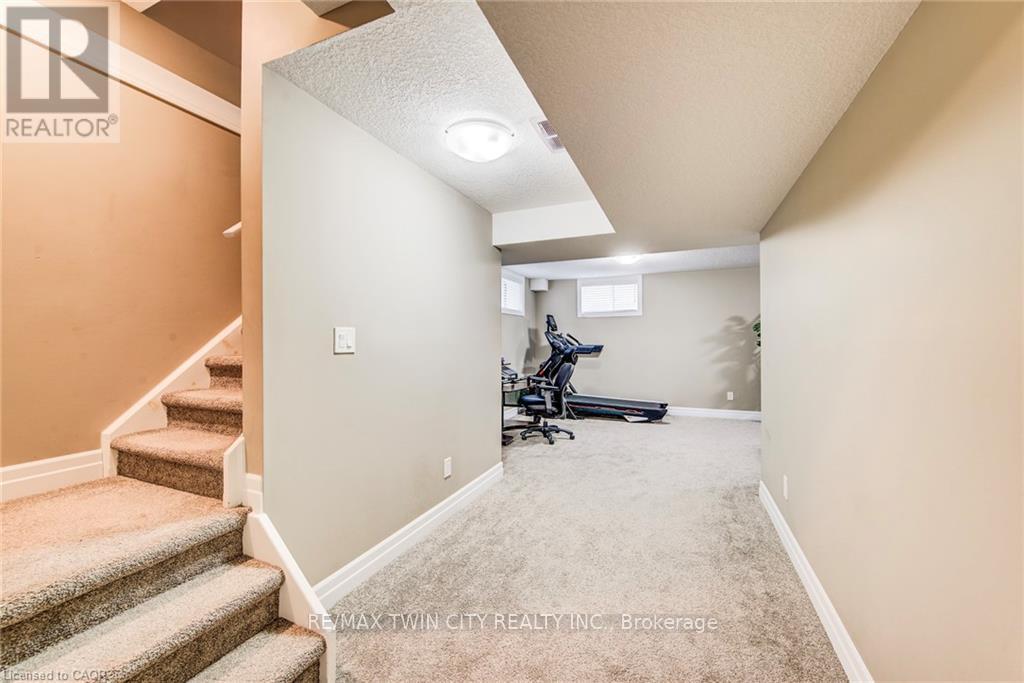 63 CRAB APPLE COURT - 32