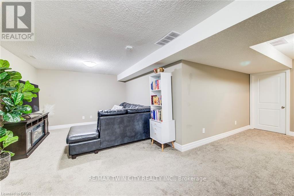 63 CRAB APPLE COURT - 33