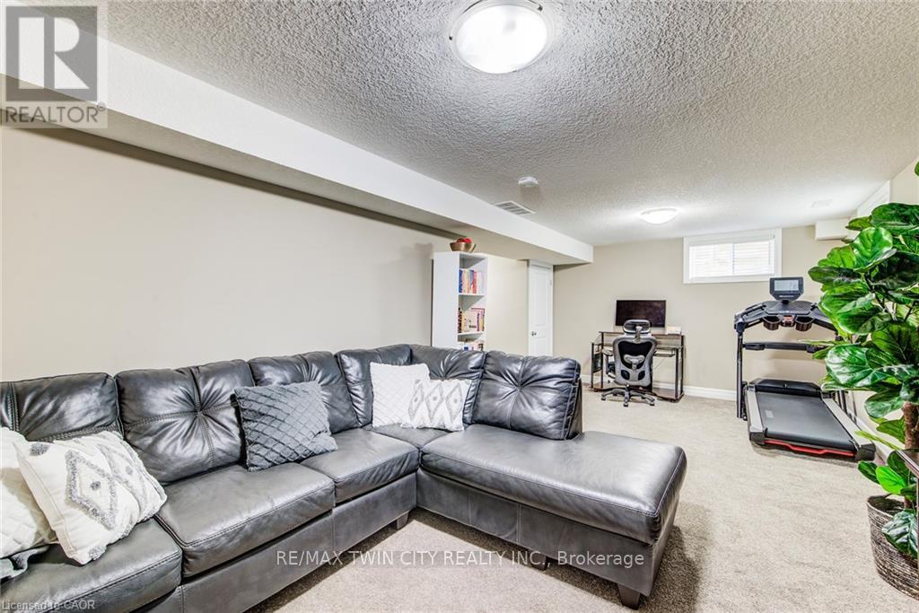 63 CRAB APPLE COURT - 35