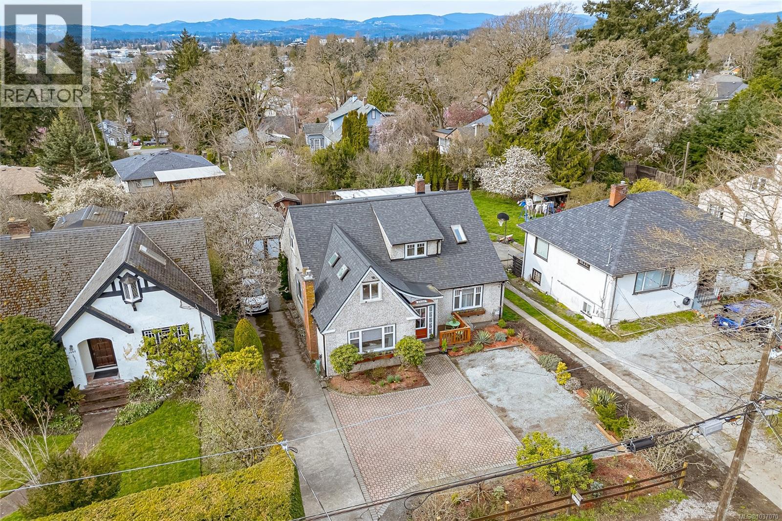 3650 Quadra St - Image 2