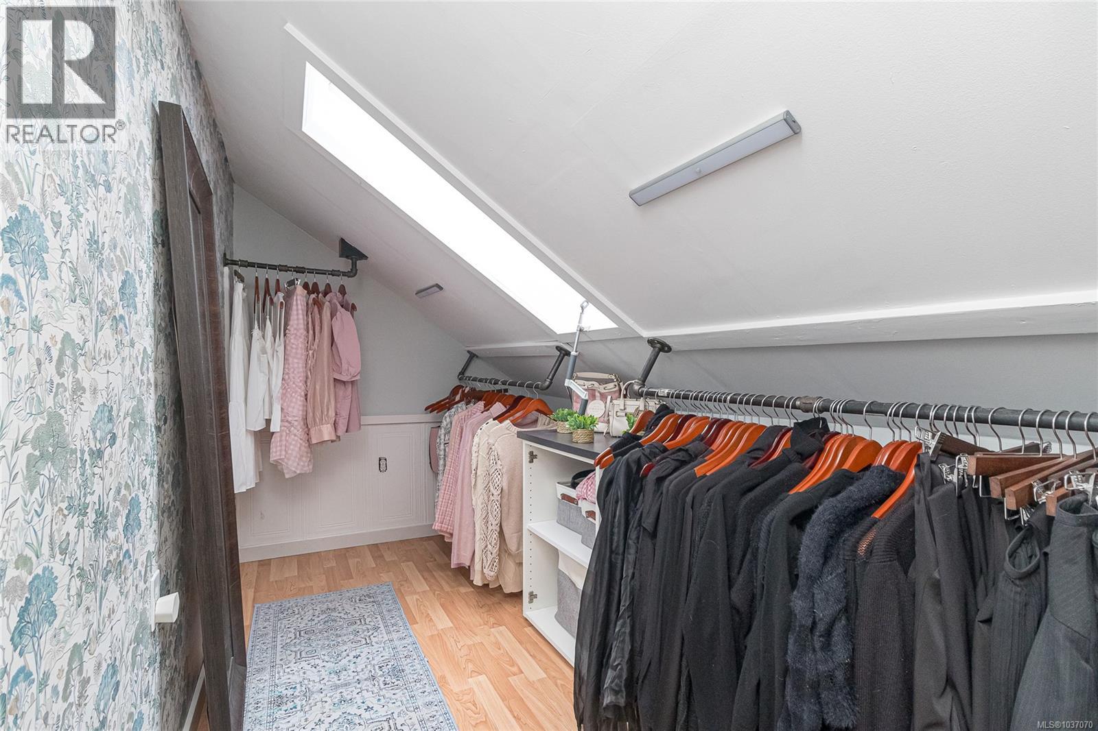 3650 Quadra St - 34