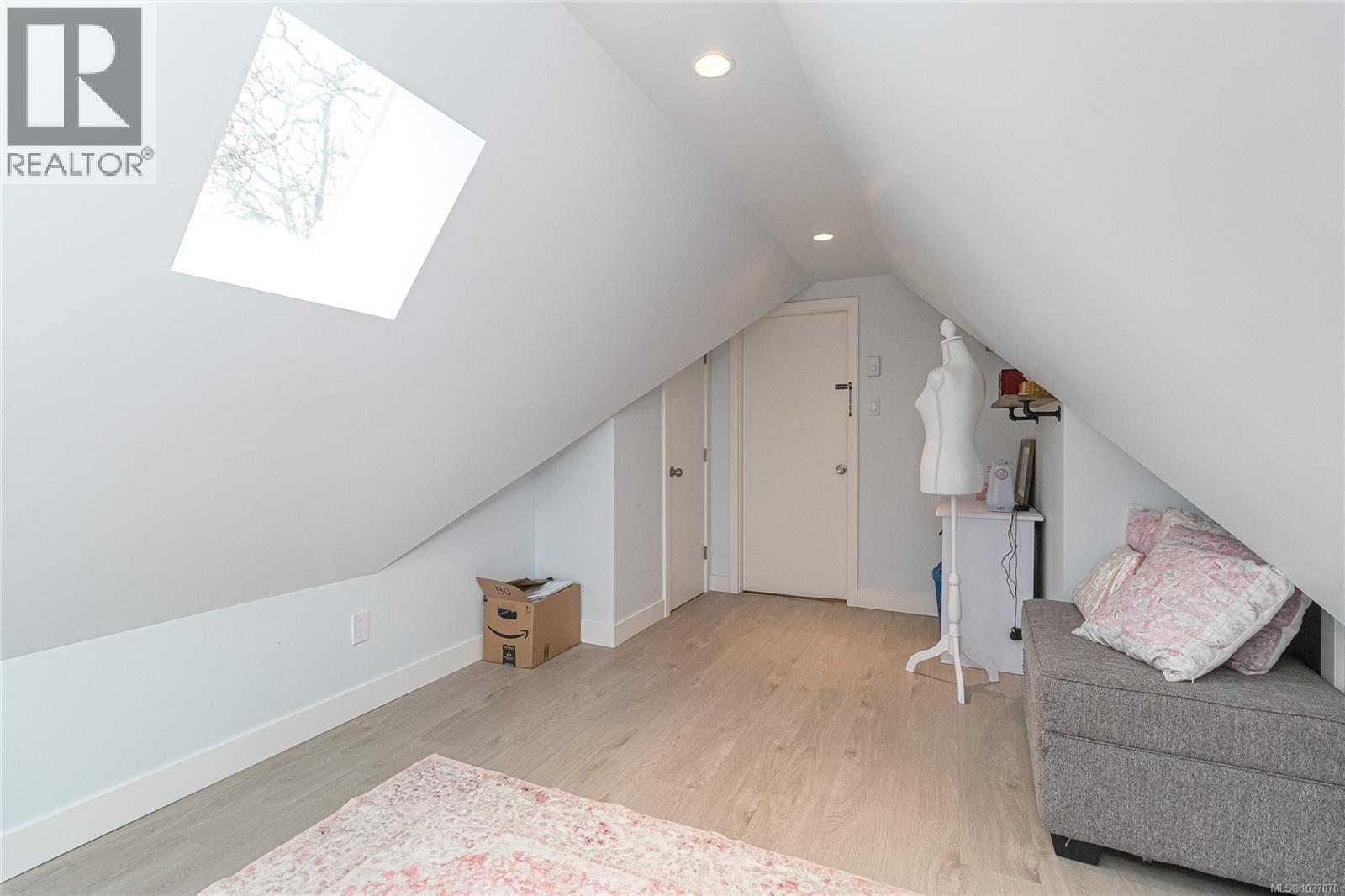 3650 Quadra St - 36