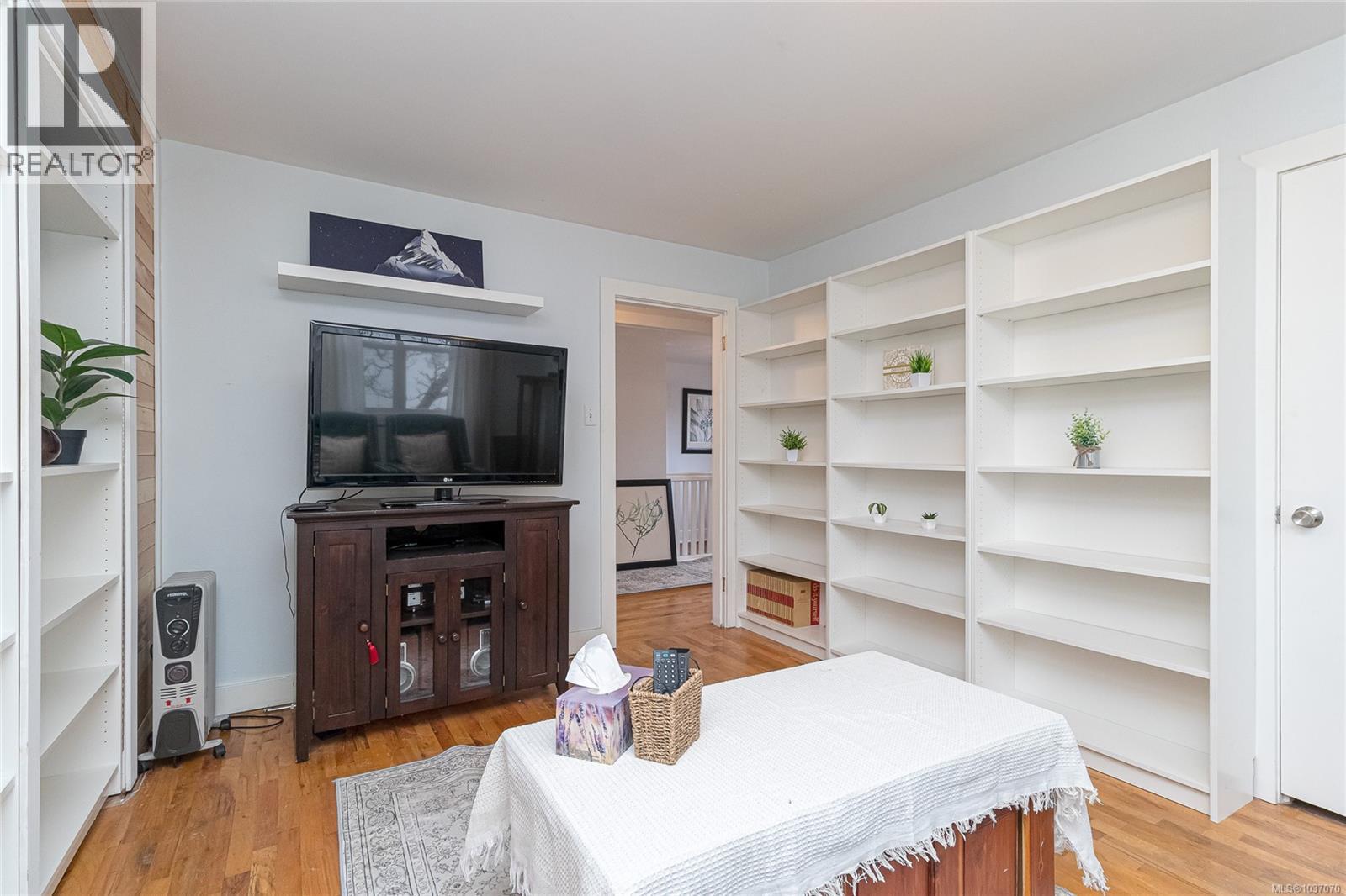 3650 Quadra St - 38