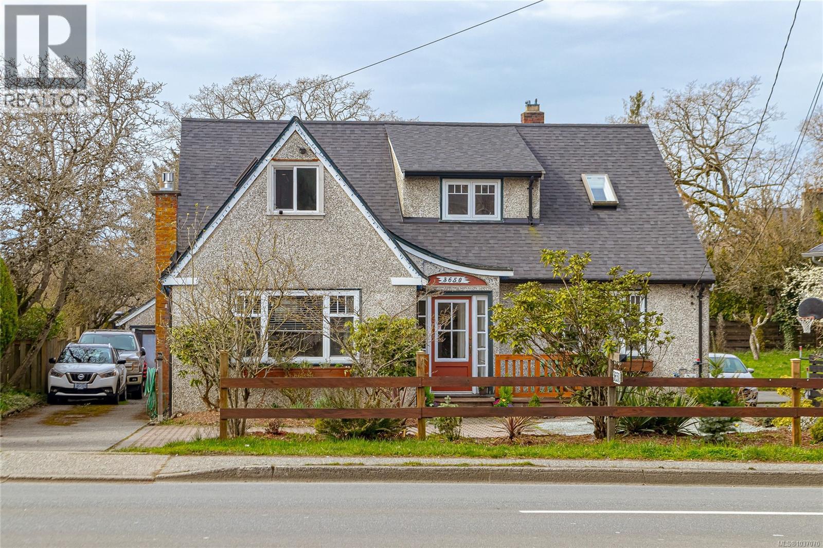 3650 Quadra St - 4