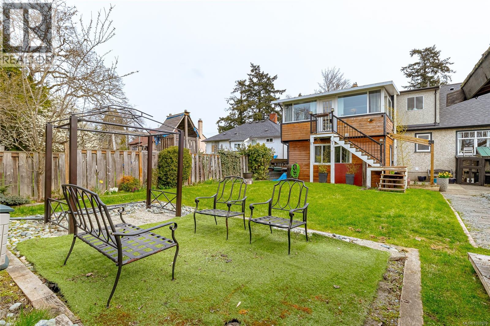 3650 Quadra St - 52