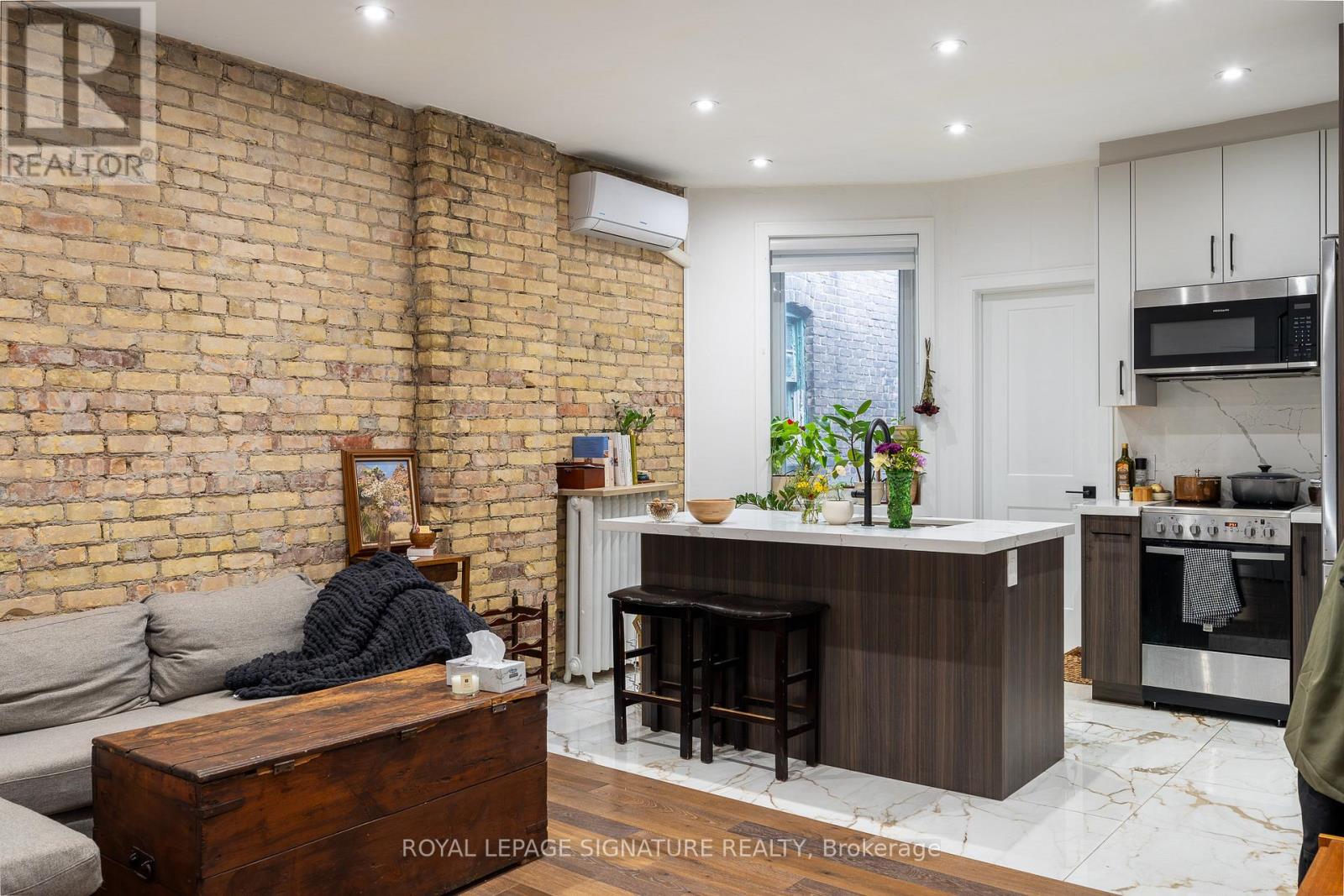Listing photo of 1A - 2090 DUNDAS STREET W