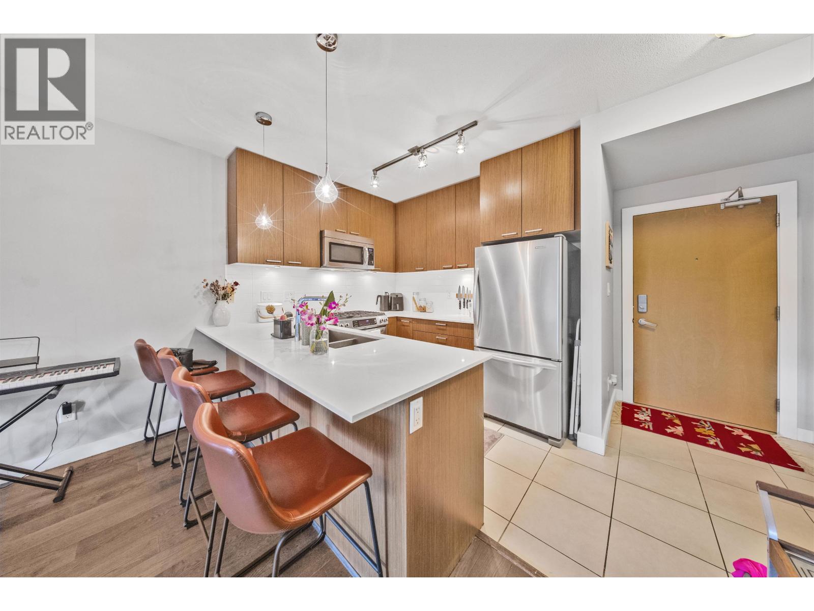 205 1330 MARINE Drive - photo 2