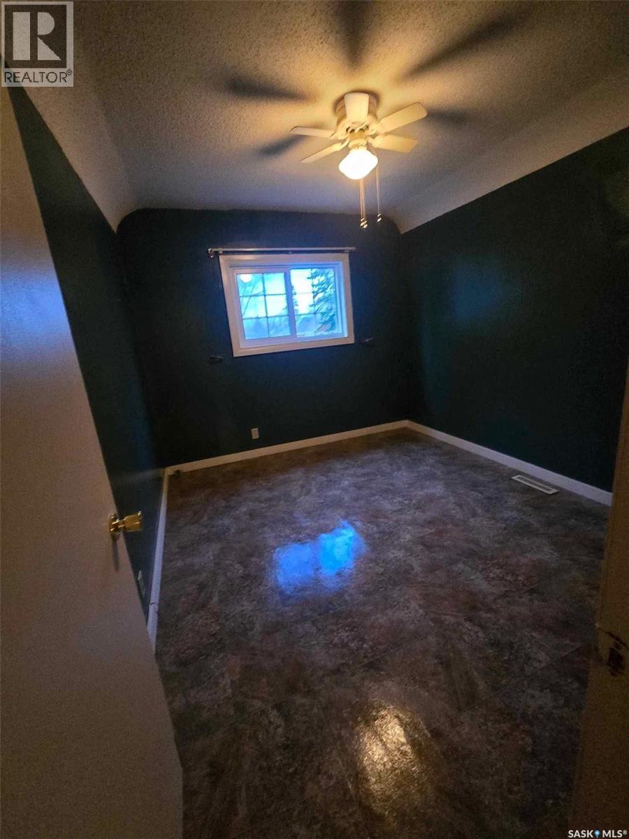 209 2nd AVENUE E - 12