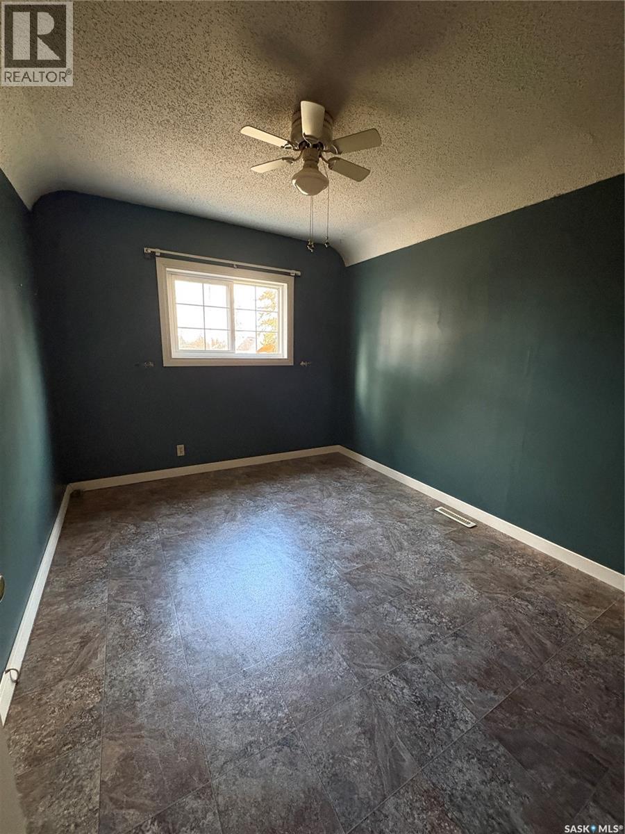 209 2nd AVENUE E - 18
