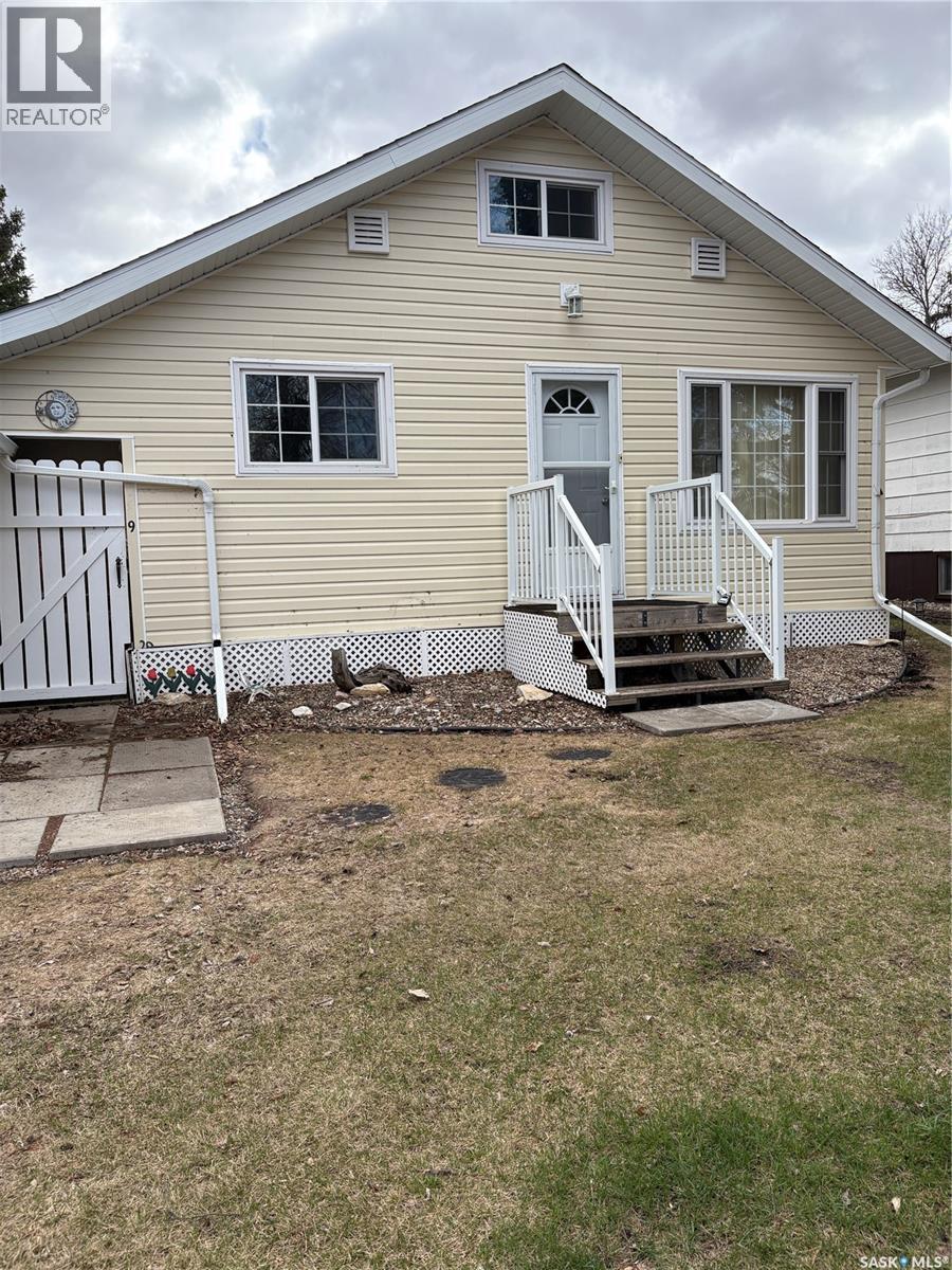 209 2nd AVENUE E - 2