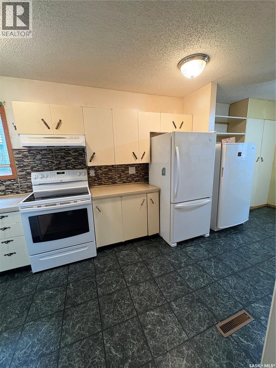 209 2nd AVENUE E - 28