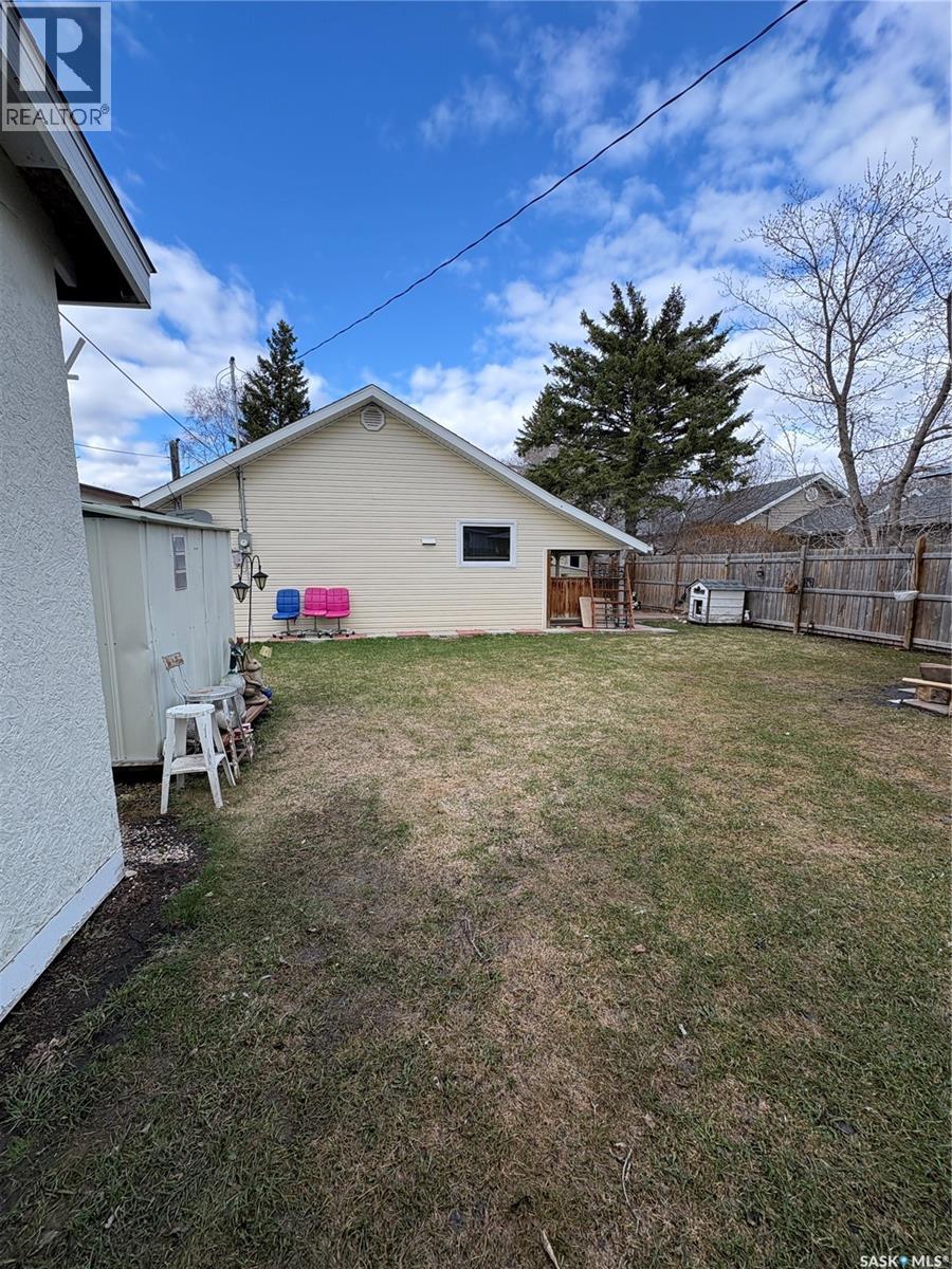 209 2nd AVENUE E - 4