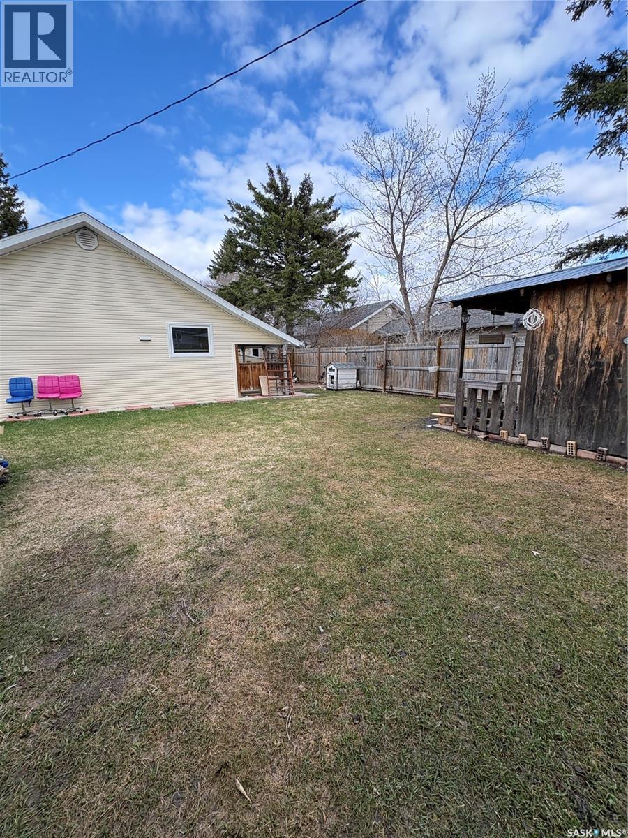 209 2nd AVENUE E - 5