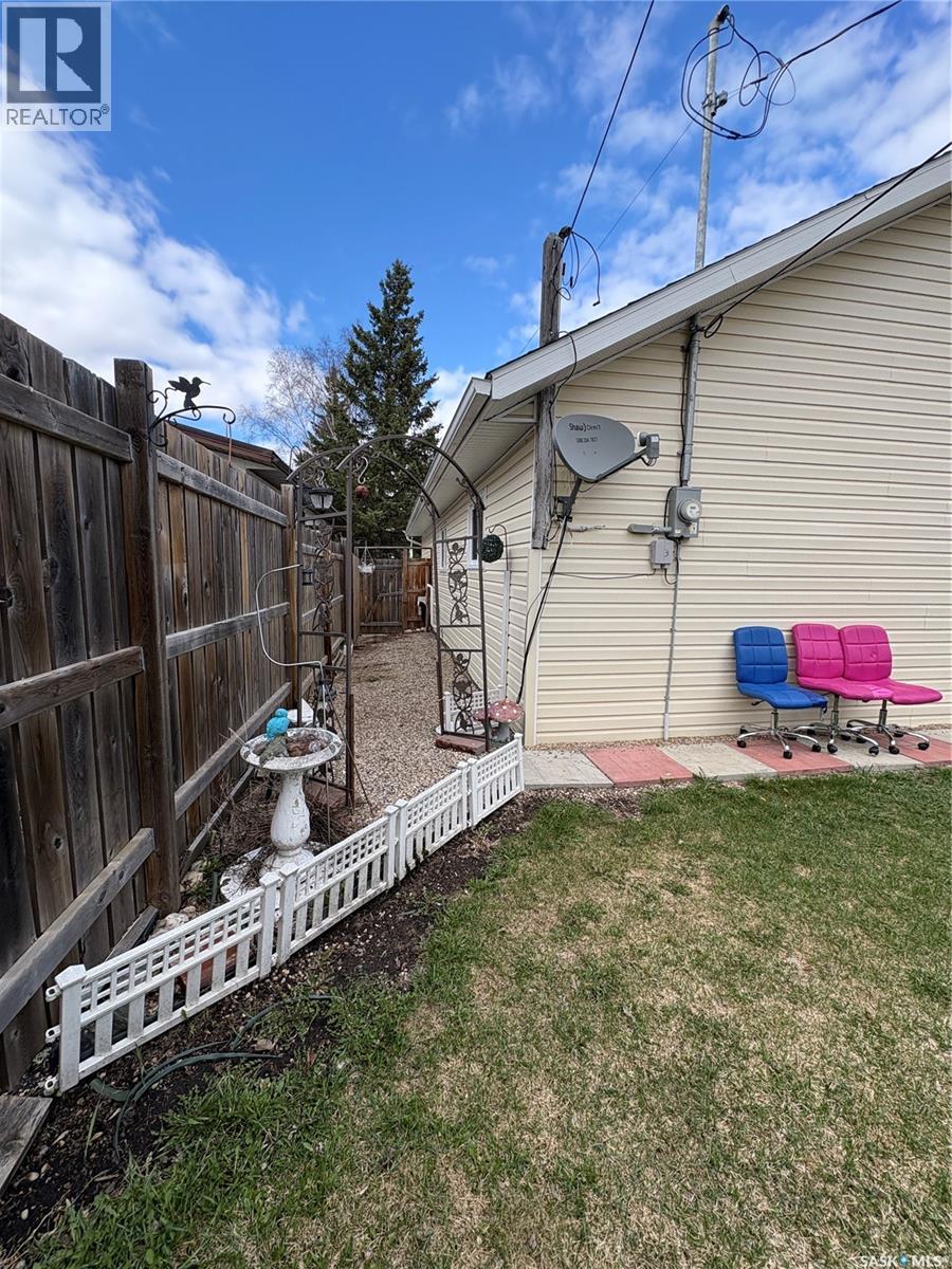 209 2nd AVENUE E - 7