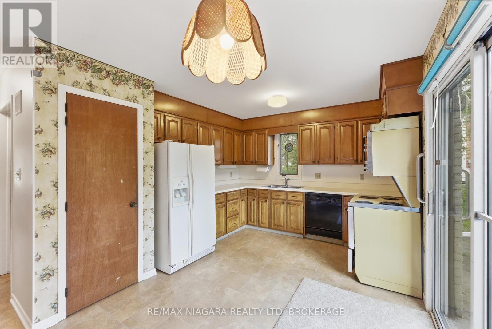 61 MELROSE DRIVE - 11