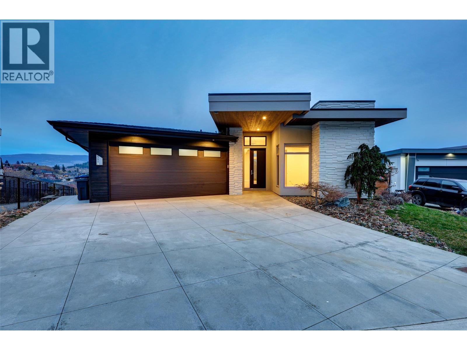 1341 Sladen Crescent - 1