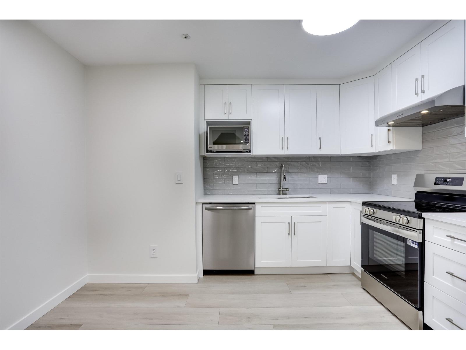 302 20727 DOUGLAS CRESCENT, Langley