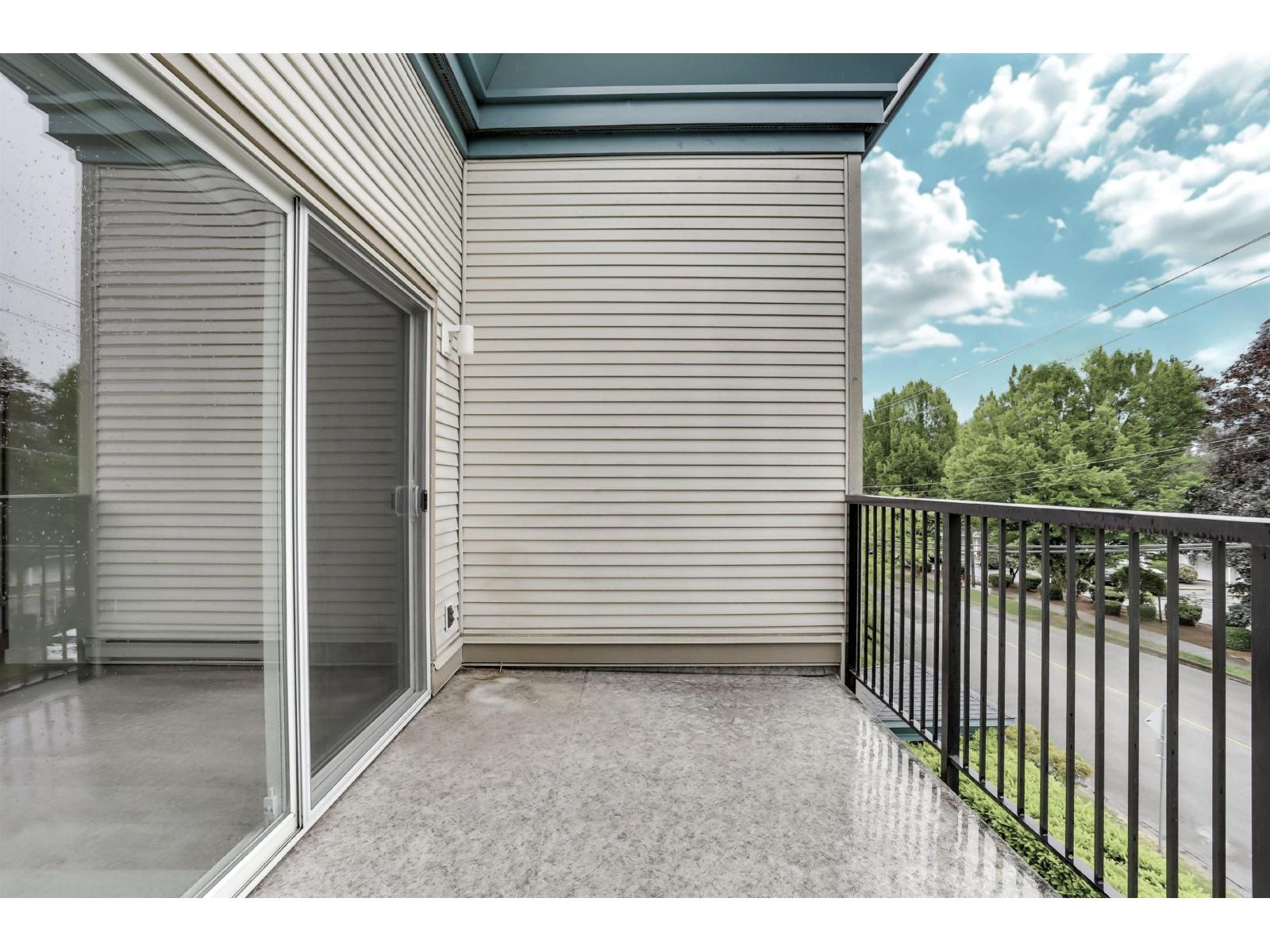 302 20727 DOUGLAS CRESCENT, Langley