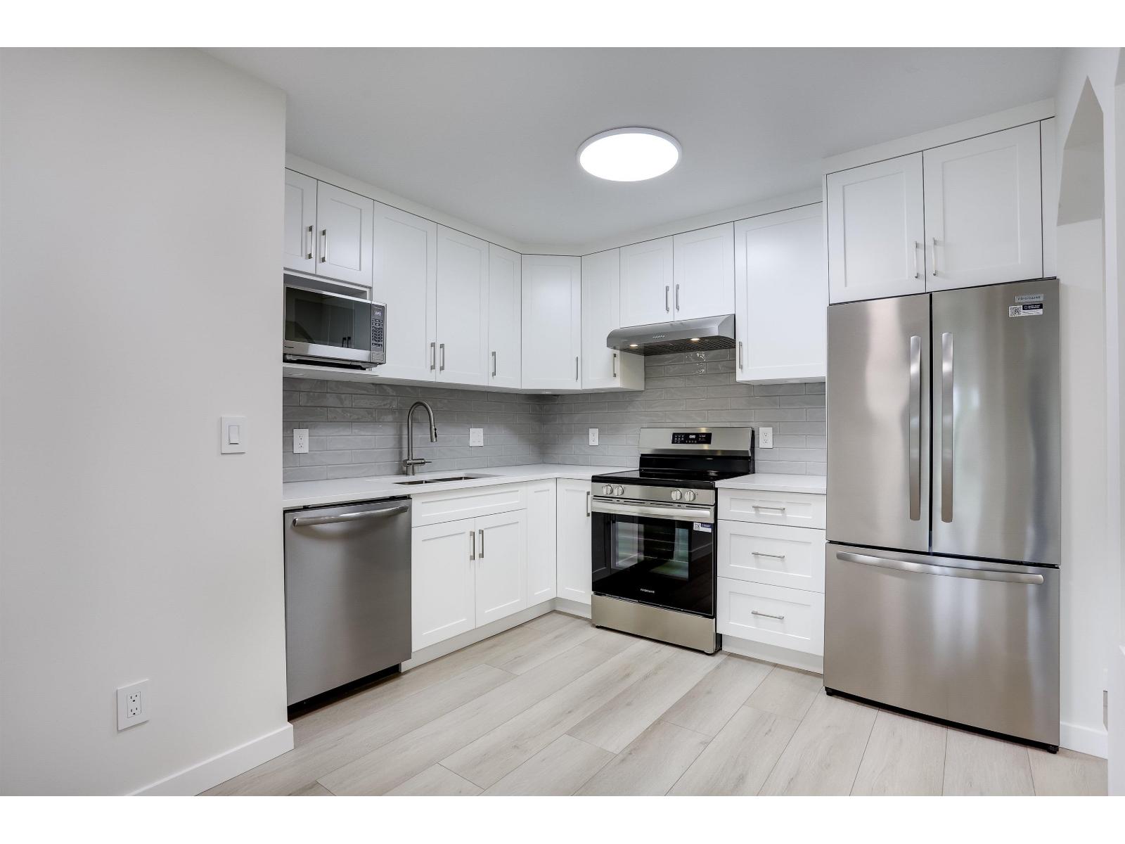 302 20727 DOUGLAS CRESCENT, Langley