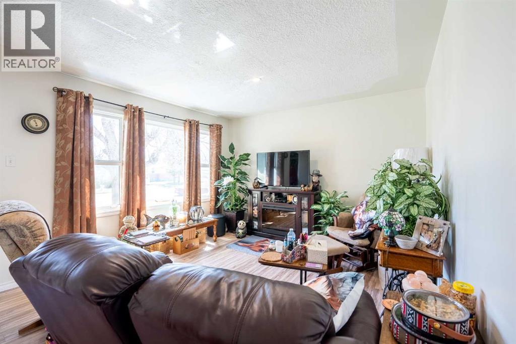 734 4 Street S - 2