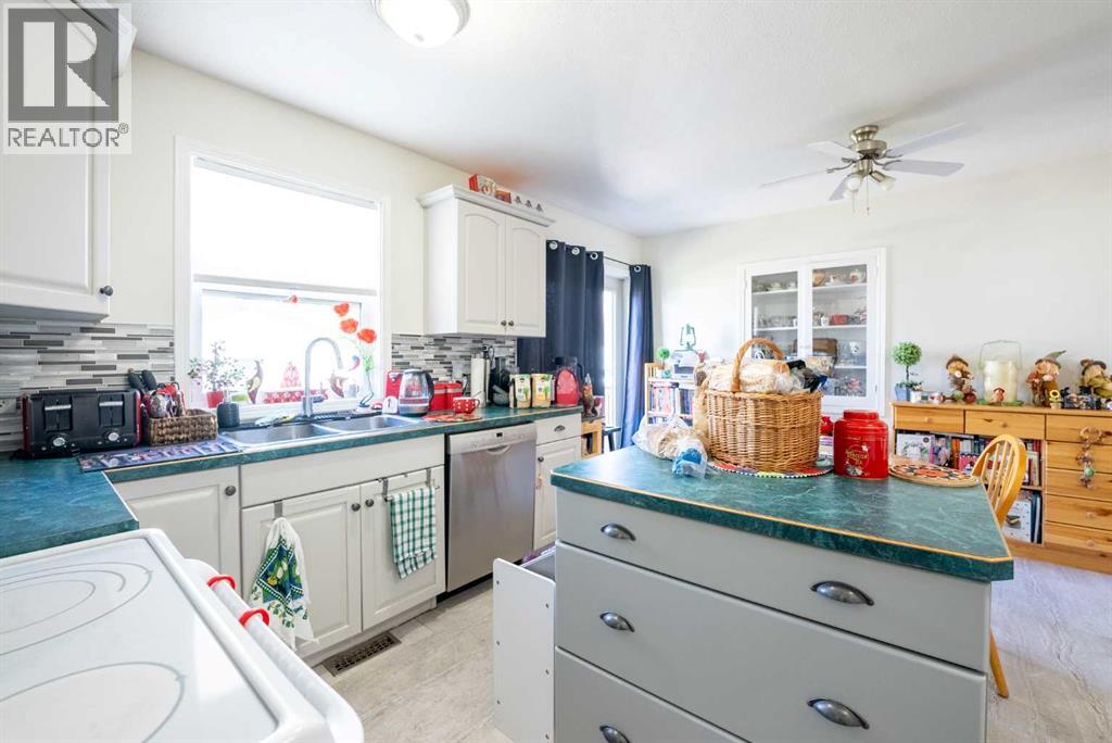 734 4 Street S - 5
