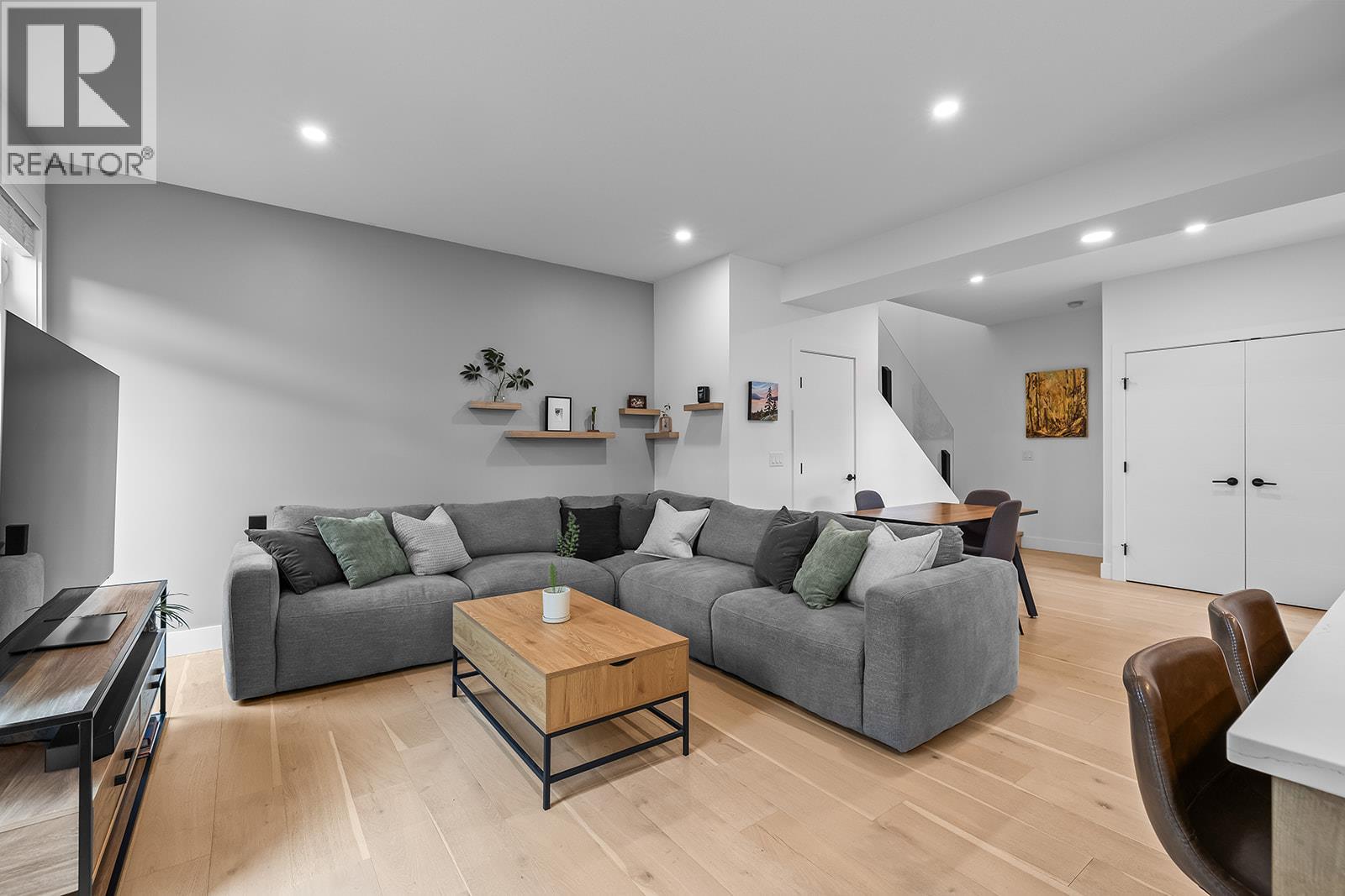 #4 887 Morrison Avenue - 11