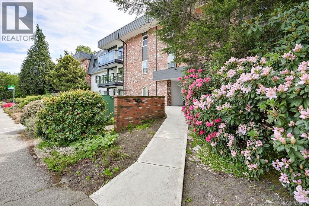 105 1725 Cedar Hill Cross Rd, Saanich