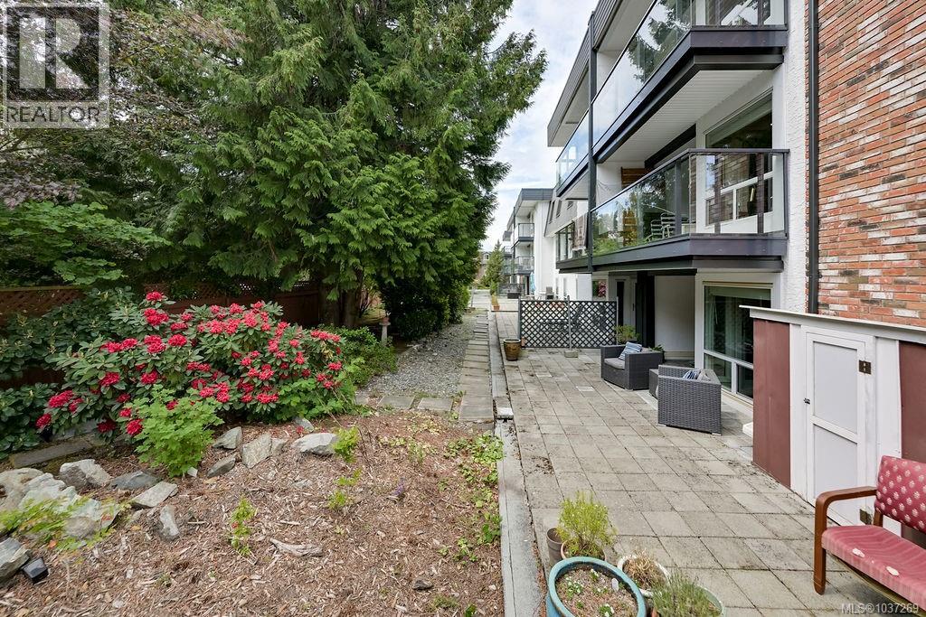 105 1725 Cedar Hill Cross Rd, Saanich