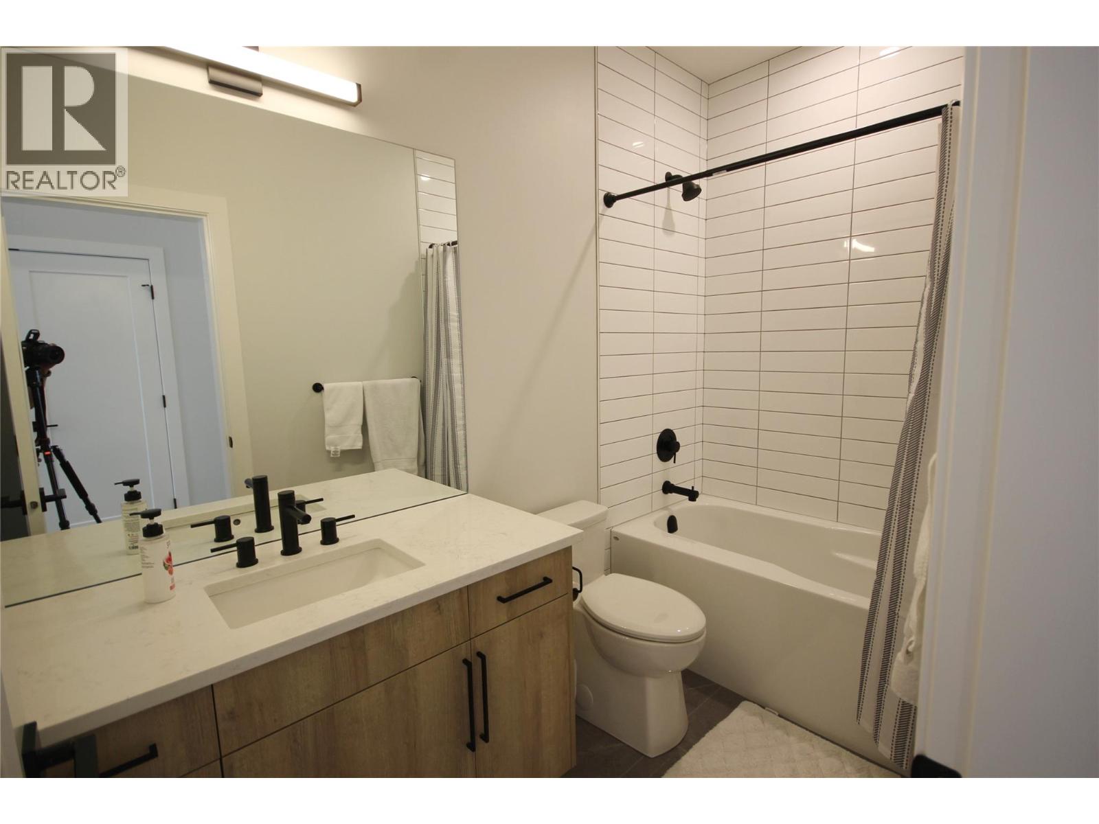 1164 ELK Street, Penticton