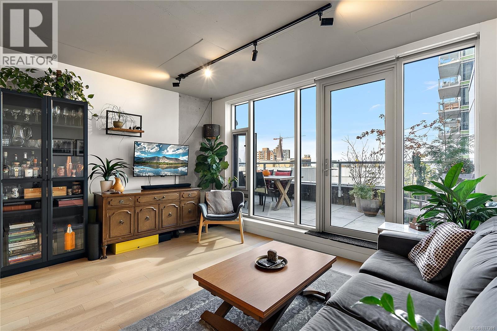 #604 989 Johnson St - 6