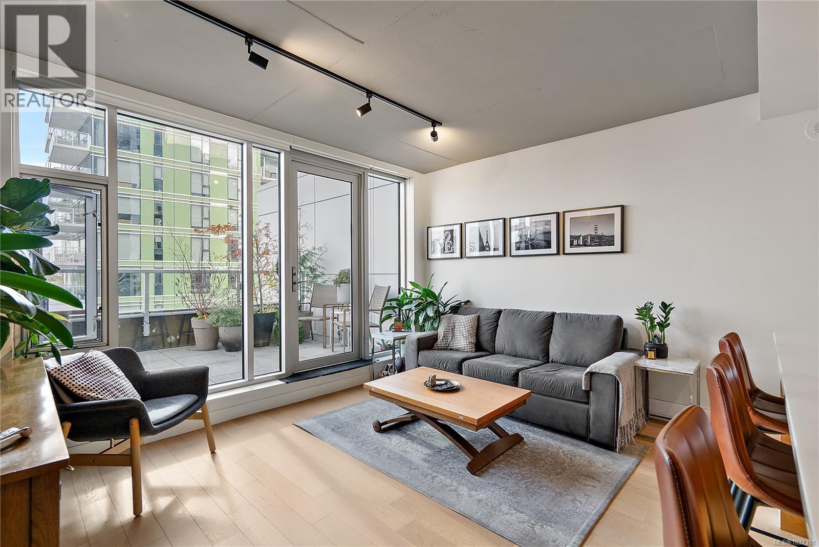 #604 989 Johnson St - 9