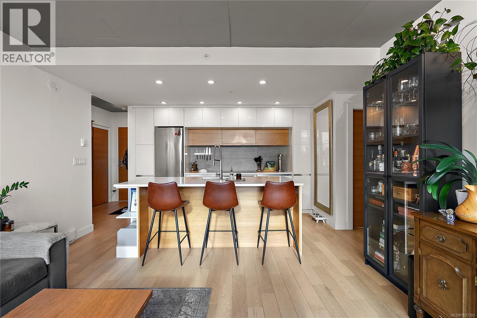 #604 989 Johnson St - 5