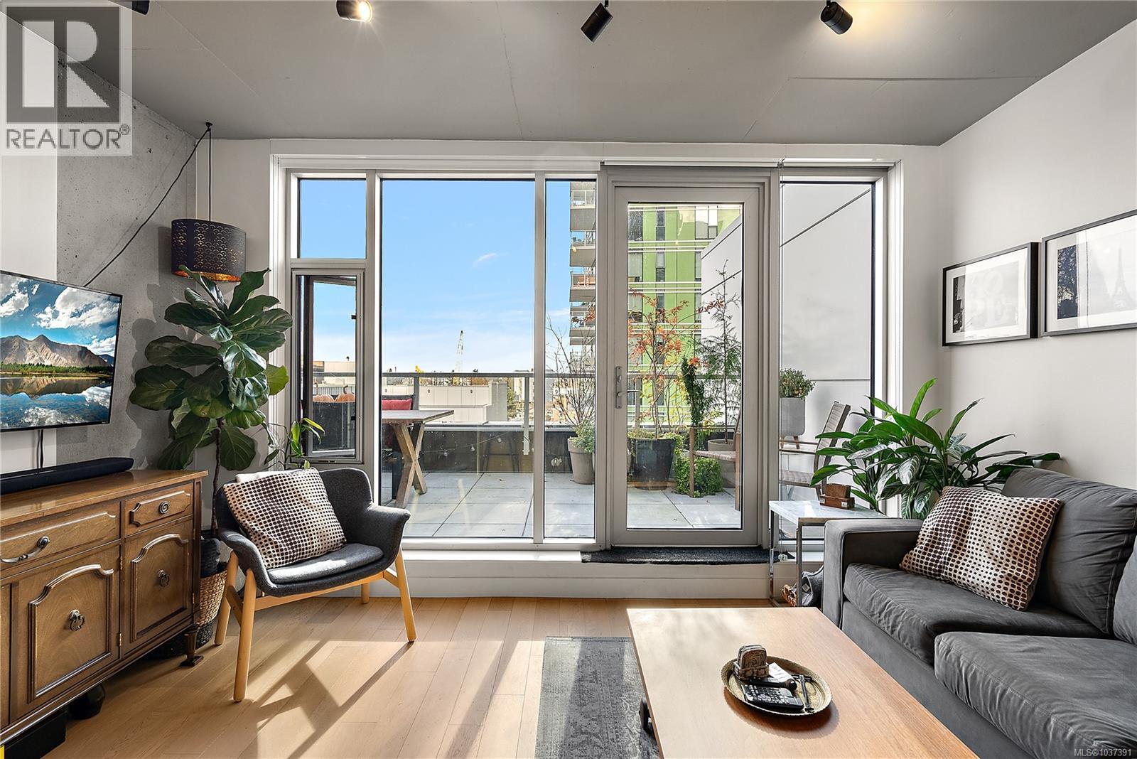 #604 989 Johnson St - 7