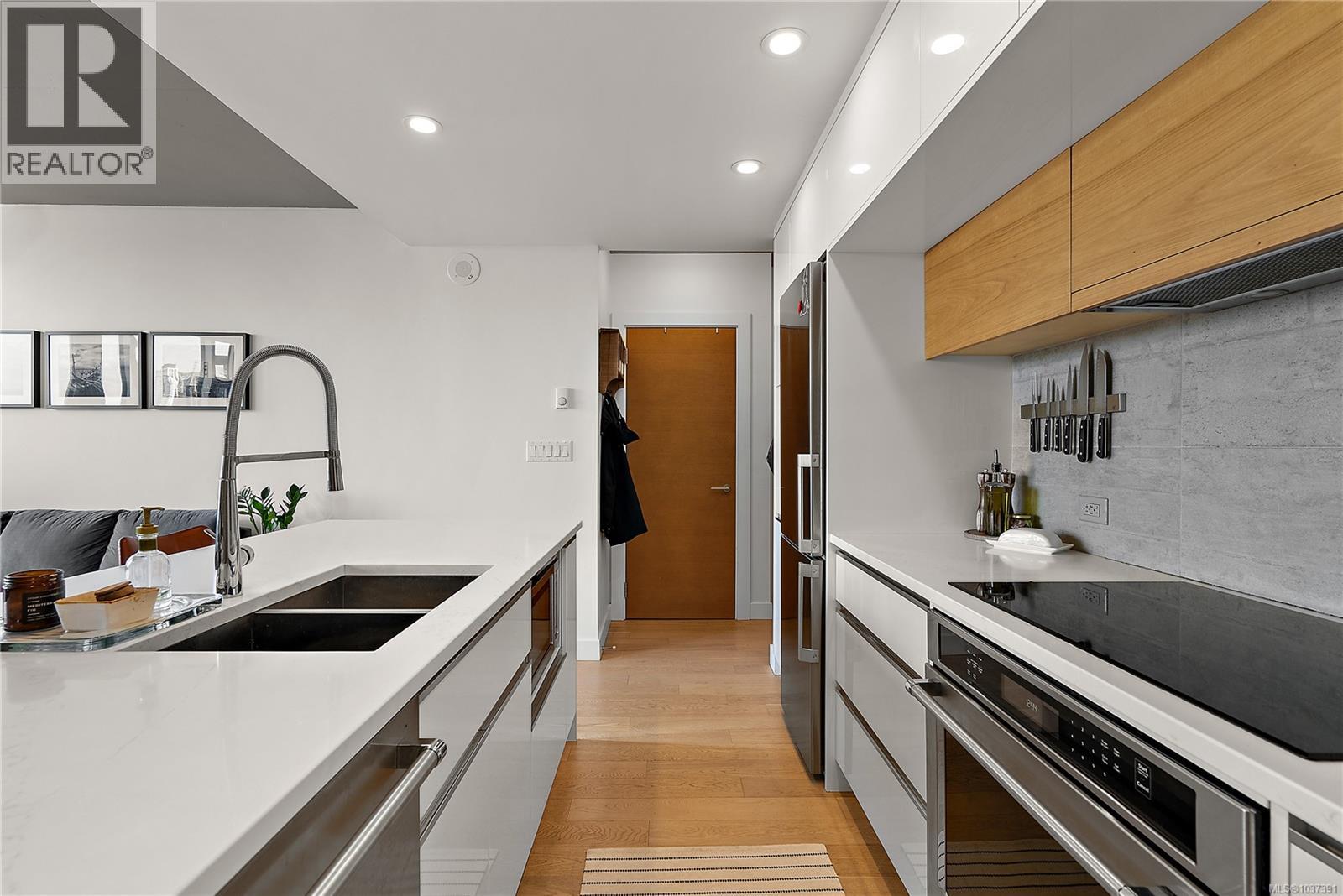 #604 989 Johnson St - 4
