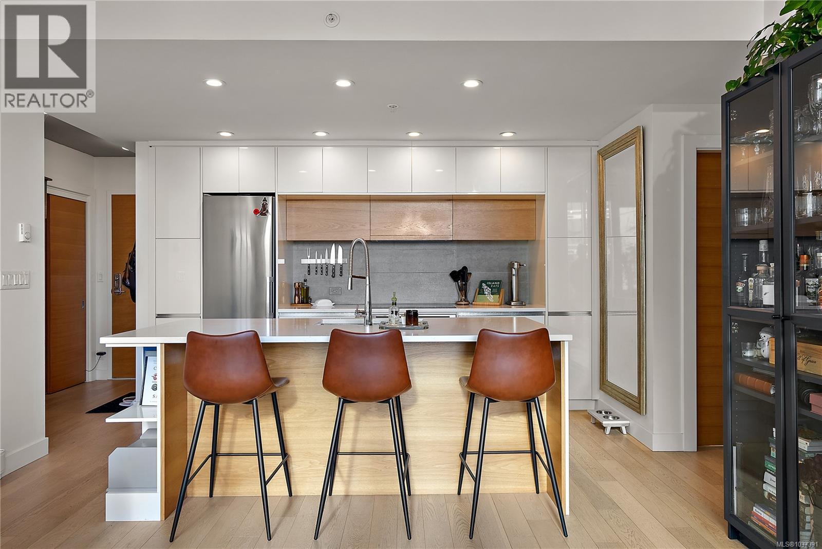 #604 989 Johnson St - 2