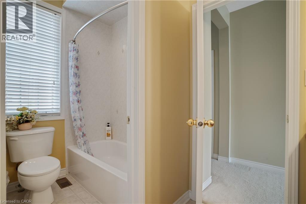 27 GLAZEBROOK Crescent - 32