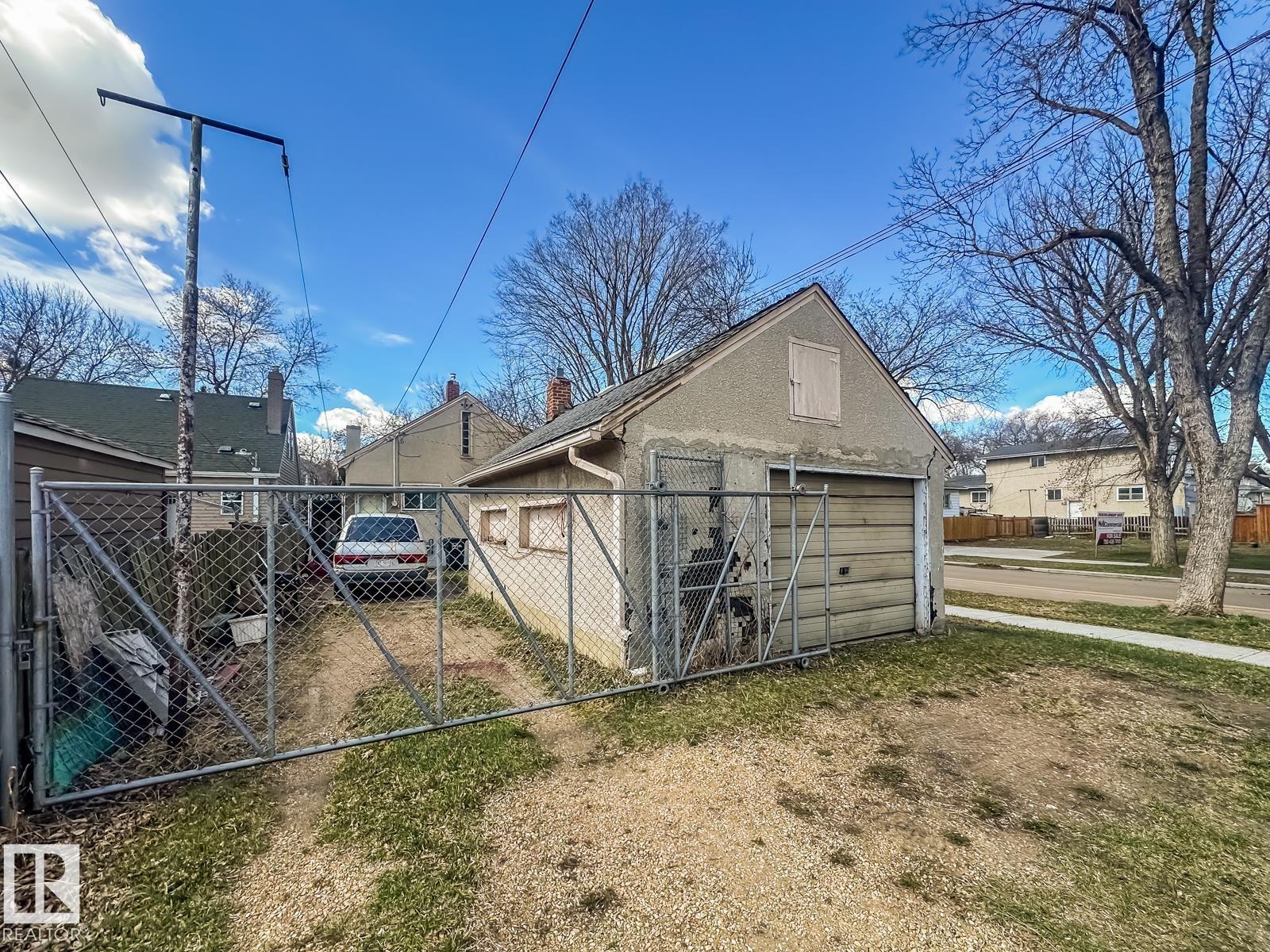 11345 93 ST NW - 35