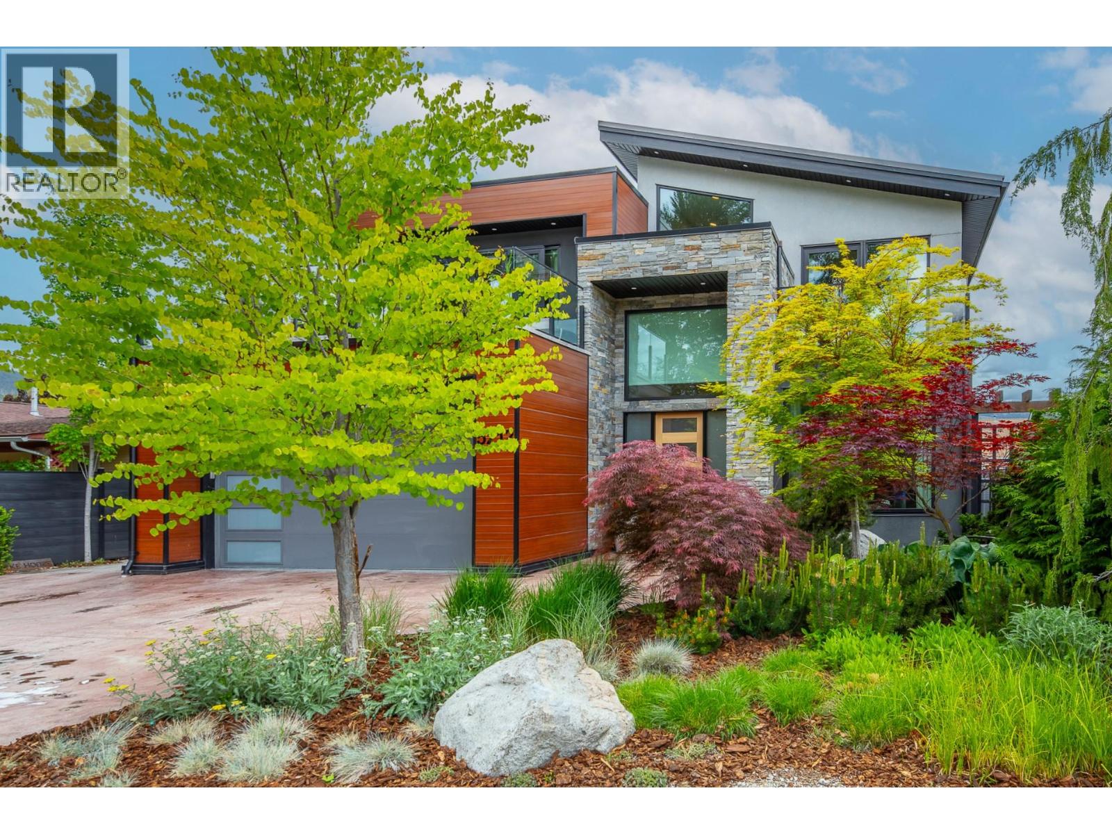  5212 WOODS Avenue, Summerland