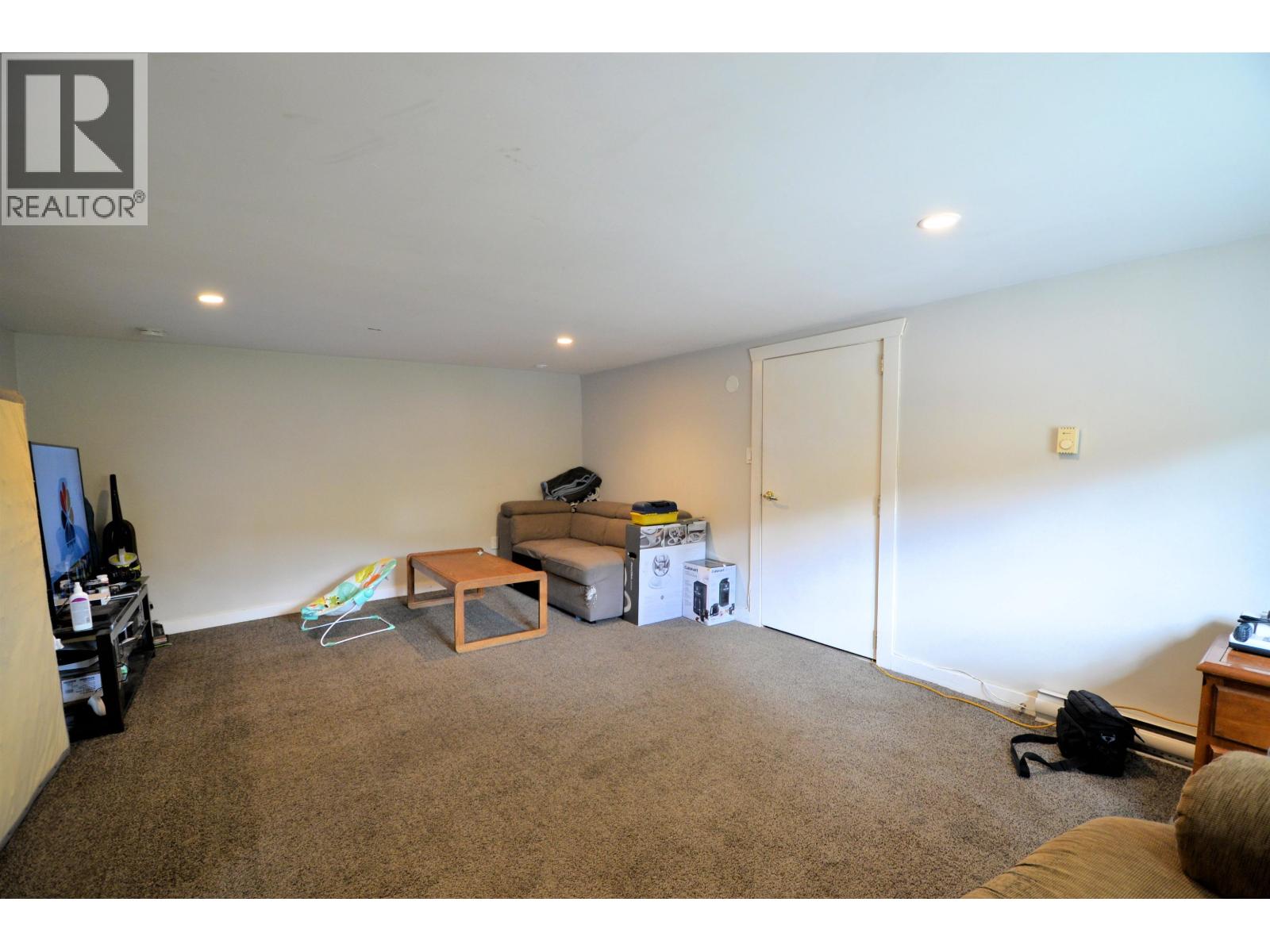 905 LA SALLE AVENUE - 4
