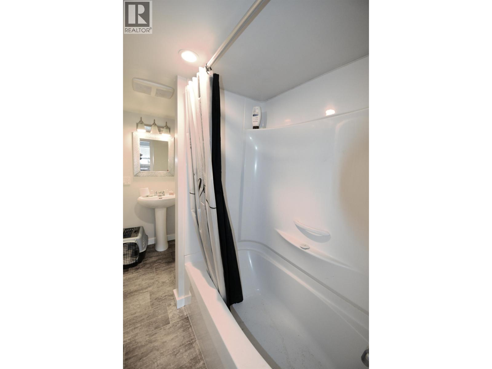 905 LA SALLE AVENUE - 6